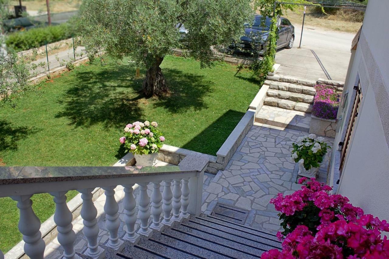 Room Kris With Private Entrance & Private Bathroom Vilanija Extérieur photo